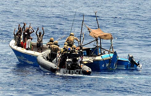 La piraterie en Somalie commanditée par les assurances qui se frottent les mains